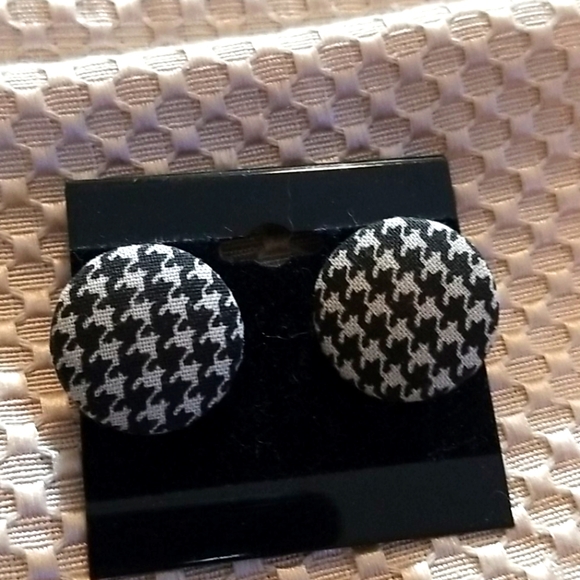 ARTIFACTS EARRING AND ONE PAIR GINGHAM EARRINGS - Picture 5 of 6